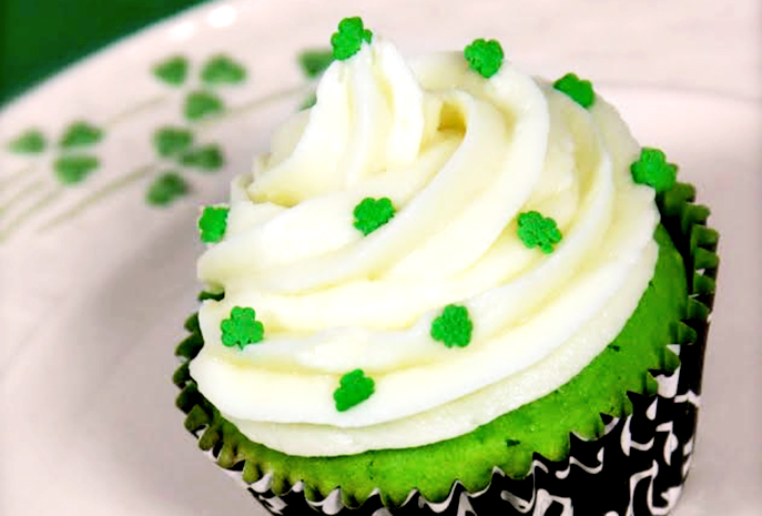 St. Patrick's Day Shamrock Green Velvet Cupcakes from Everyday Good Thinking, the official blog of @hamiltonbeach
