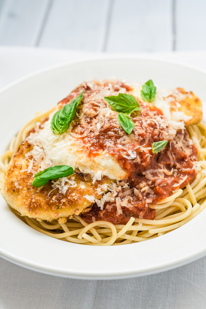 Baked Chicken Parmesan with Homemade Slow Cooker Marinara Sauce is great over spaghetti or on a sub roll - perfect for quick, cheap and healthy family dinners. From Everyday Good Thinking by @hamiltonbeach