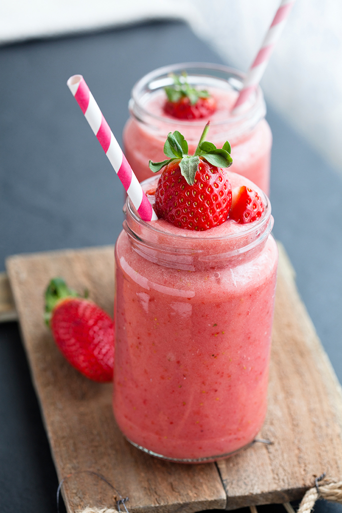 Strawberry Banana Smoothie - 8 Smoothie Recipes to 'Ring in Spring' from Everyday Good Thinking by @hamiltonbeach